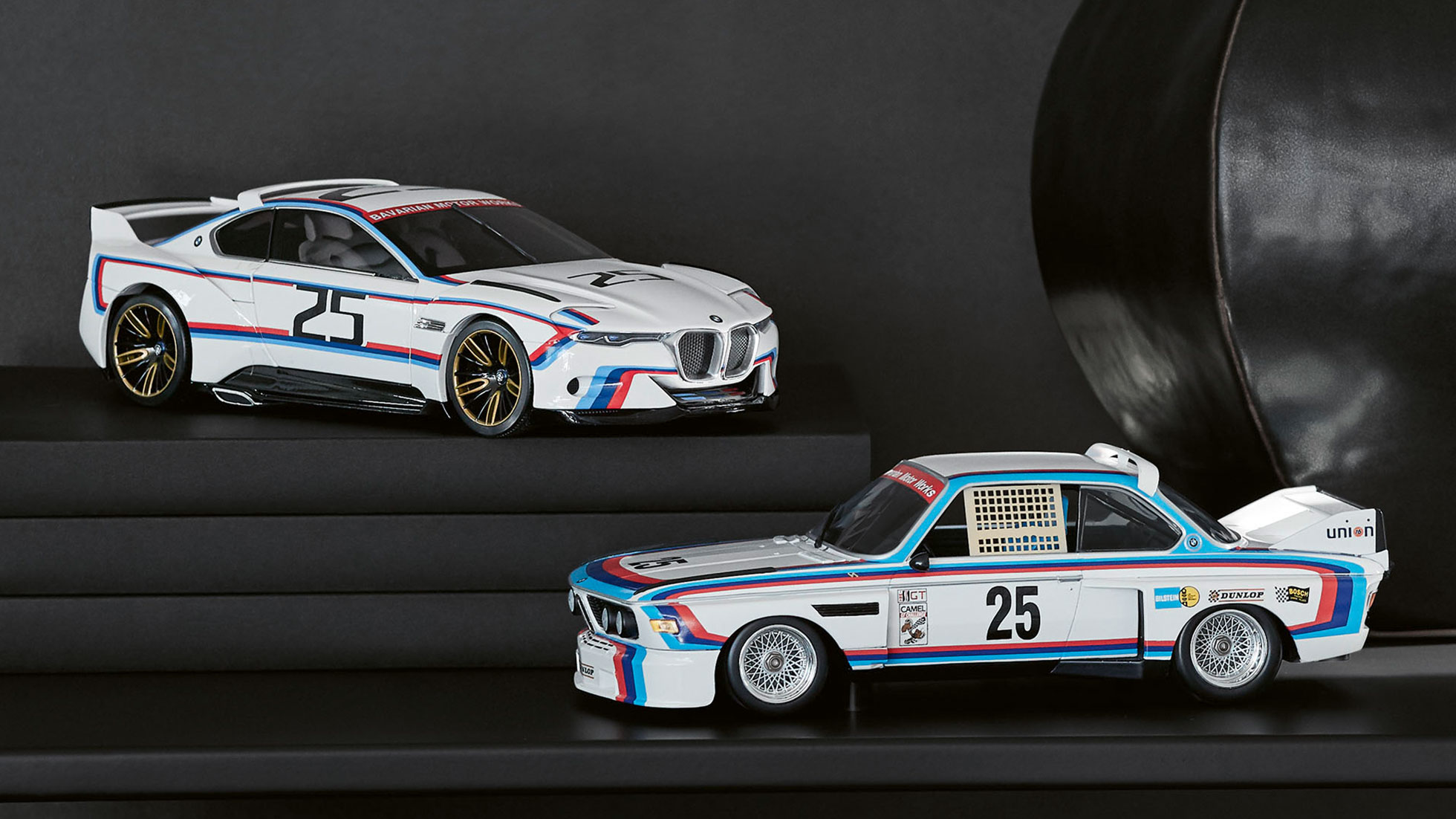 Autos miniatures BMW. La photo montre les vélos BMW.