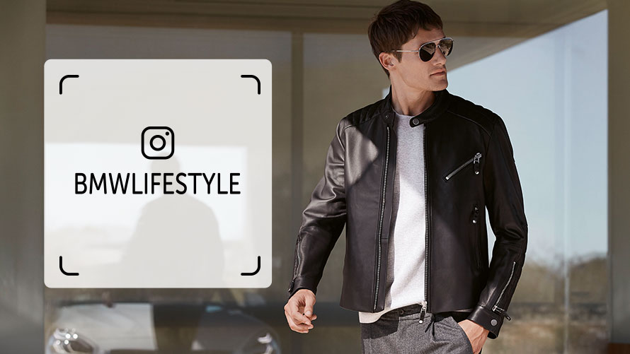 Un jeune homme porte des articles de la collection BMW Lifestlye.