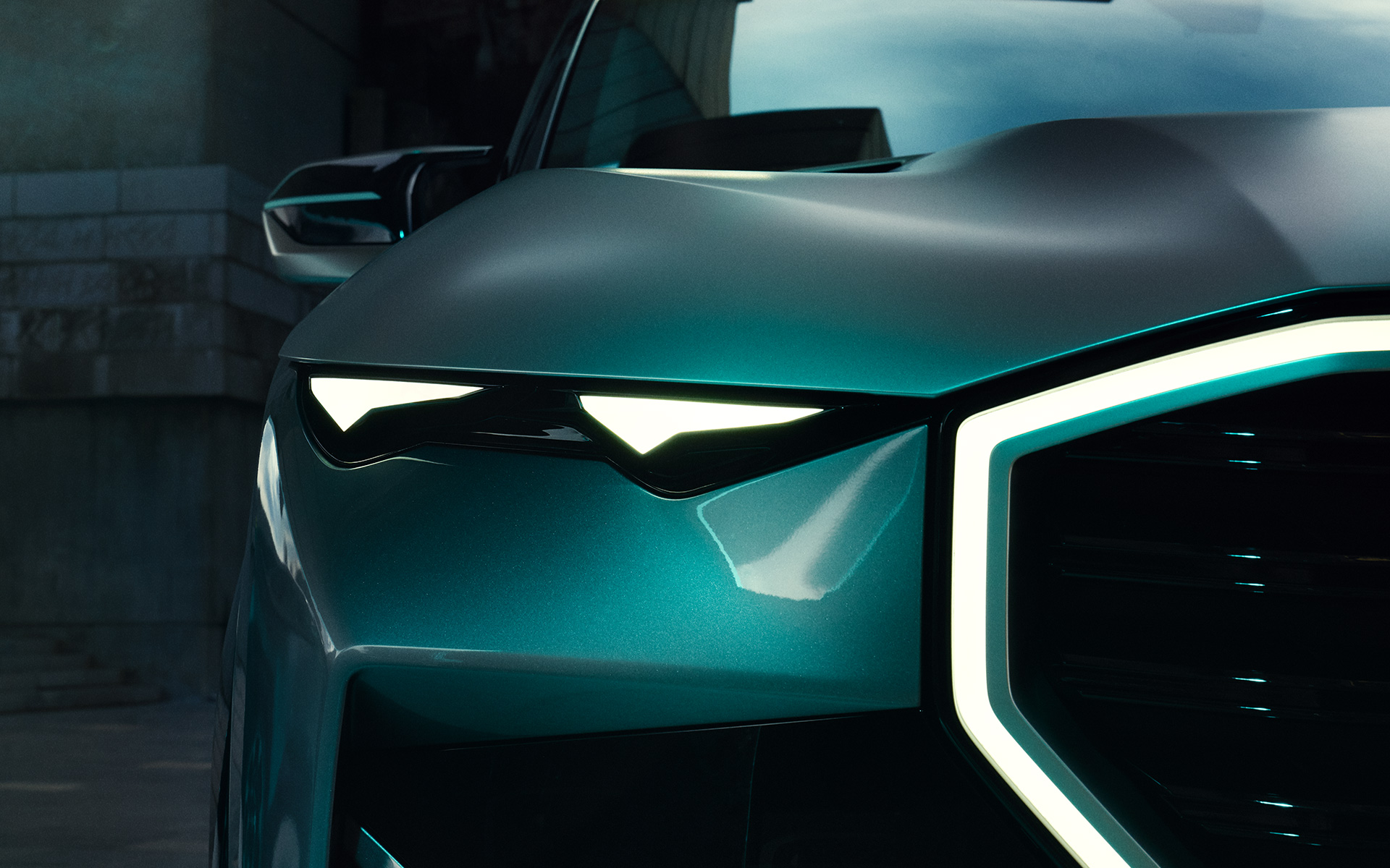 BMW Concept XM (G09) Vue avant en stationnement, gros plan sur les projecteurs BMW Concept XM (G09) Vue avant en stationnement, gros plan sur les projecteurs