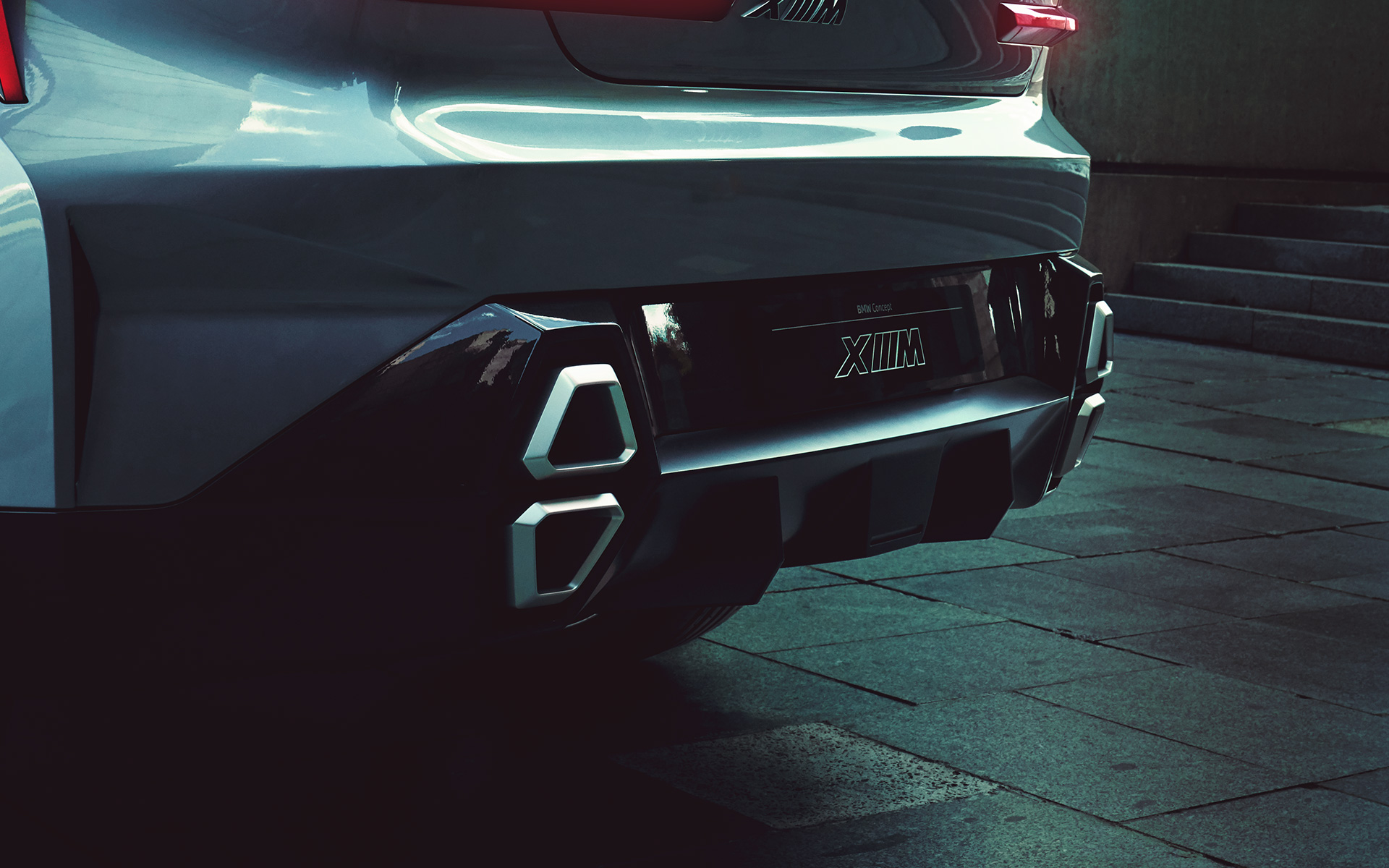 BMW Concept XM (G09) vue de trois quarts arrière avec gros plan sur les sorties d’échappement BMW Concept XM (G09) vue de trois quarts arrière avec gros plan sur les sorties d’échappement