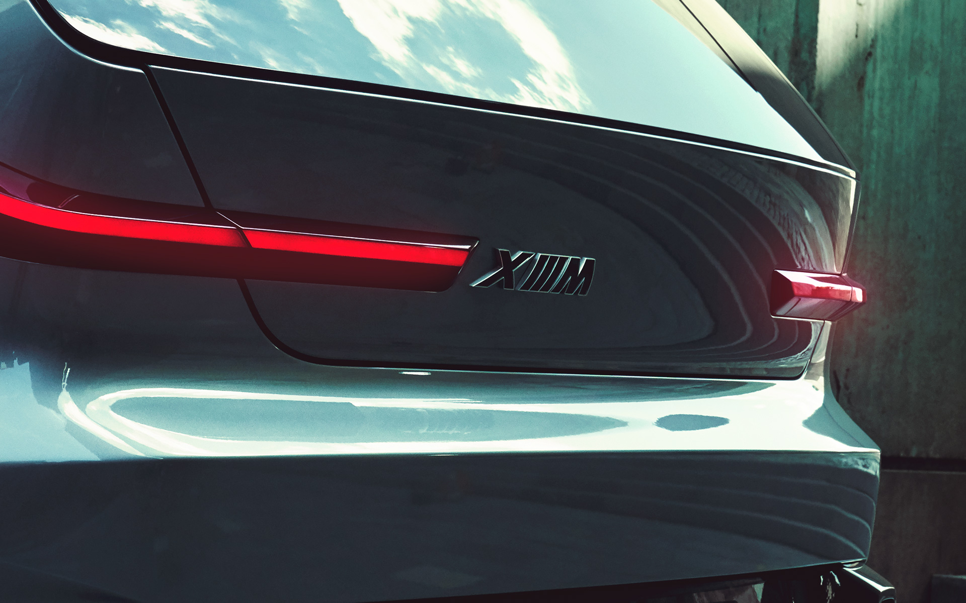 BMW Concept XM (G09) vue de trois quarts arrière à l’arrêt avec gros plan sur le logo XM BMW Concept XM (G09) vue de trois quarts arrière à l’arrêt avec gros plan sur le logo XM