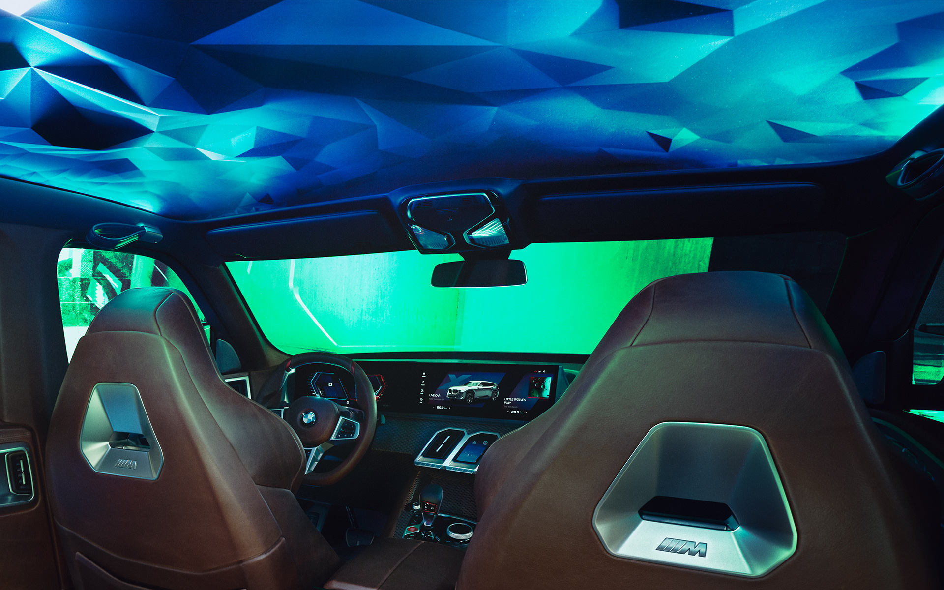 BMW Concept XM (G09) vue latérale de l'habitacle avec gros plan sur le ciel de pavillon BMW Concept XM (G09) vue latérale de l'habitacle avec gros plan sur le ciel de pavillon