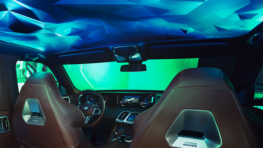 BMW Concept XM (G09) vue latérale de l'habitacle avec gros plan sur le ciel de pavillon