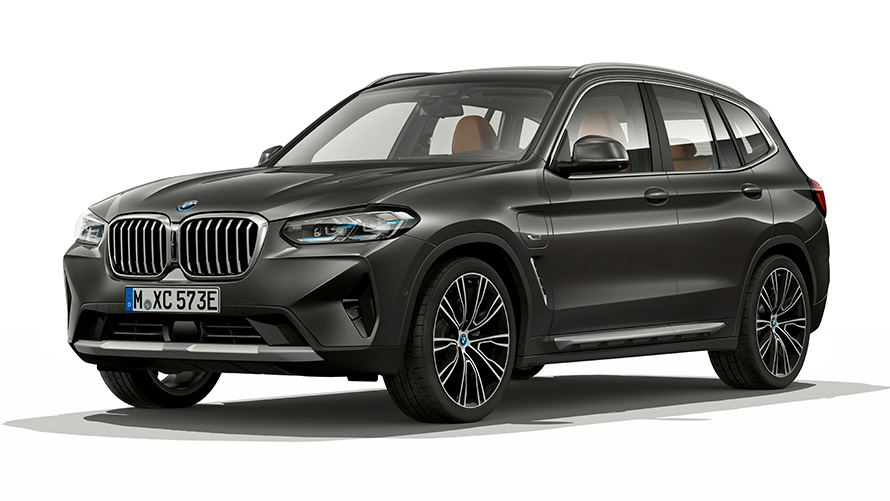 BMW X3 xDrive30e, modèle PHEV, vue de trois quarts avant  BMW X3 xDrive30e , modèle PHEV, vue de trois quarts avant en studio